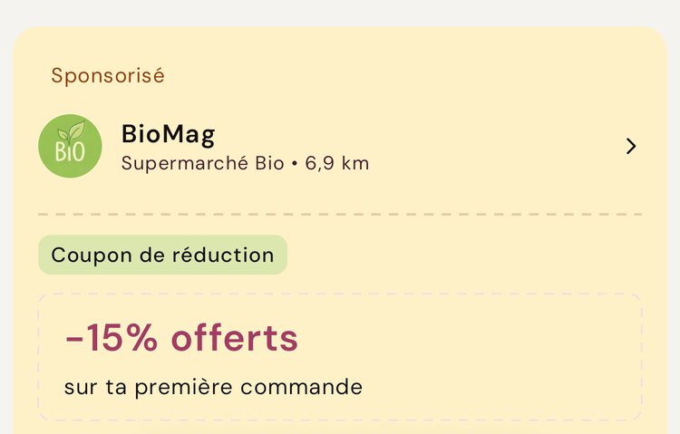 Le fil d'accueil de l'application : un encart « Sponsorisé » présentant un magasin, sa distance et son coupon de bienvenue de −15 %.