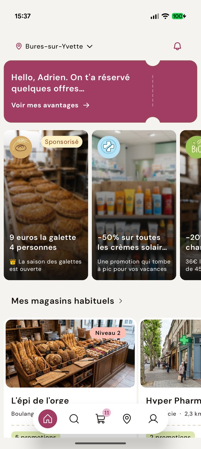 L'accueil de l'application cliente : trois vignettes plein écran annoncent chacune l'offre d'un commerçant, photo du magasin à l'appui.